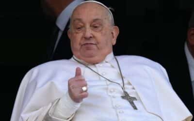 Pope Francis returns to the Vatican after the first appearance from the hospitalization of February 14