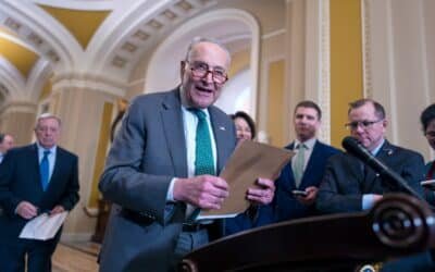 Photo: The leader of the Senate minority, Chuck Schumer, talks to journalists at the Washington Capitol, on March 11, 2025.