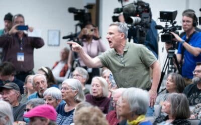 The North Carolina City Council explodes in boos while the congressman escorted the building, angry constituents Photo: A man shouts at the Chuck Edwards representative during a meeting of the City Council of Congress on March 13, 2025 in Asheville, North Carolina.