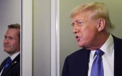 Photo: The president of the United States, Donald Trump, speaks with journalists, seen by National Security Advisor Mike Waltz, aboard Air Force One on his return to Washington, DC, USA, UU., March 16, 2025.