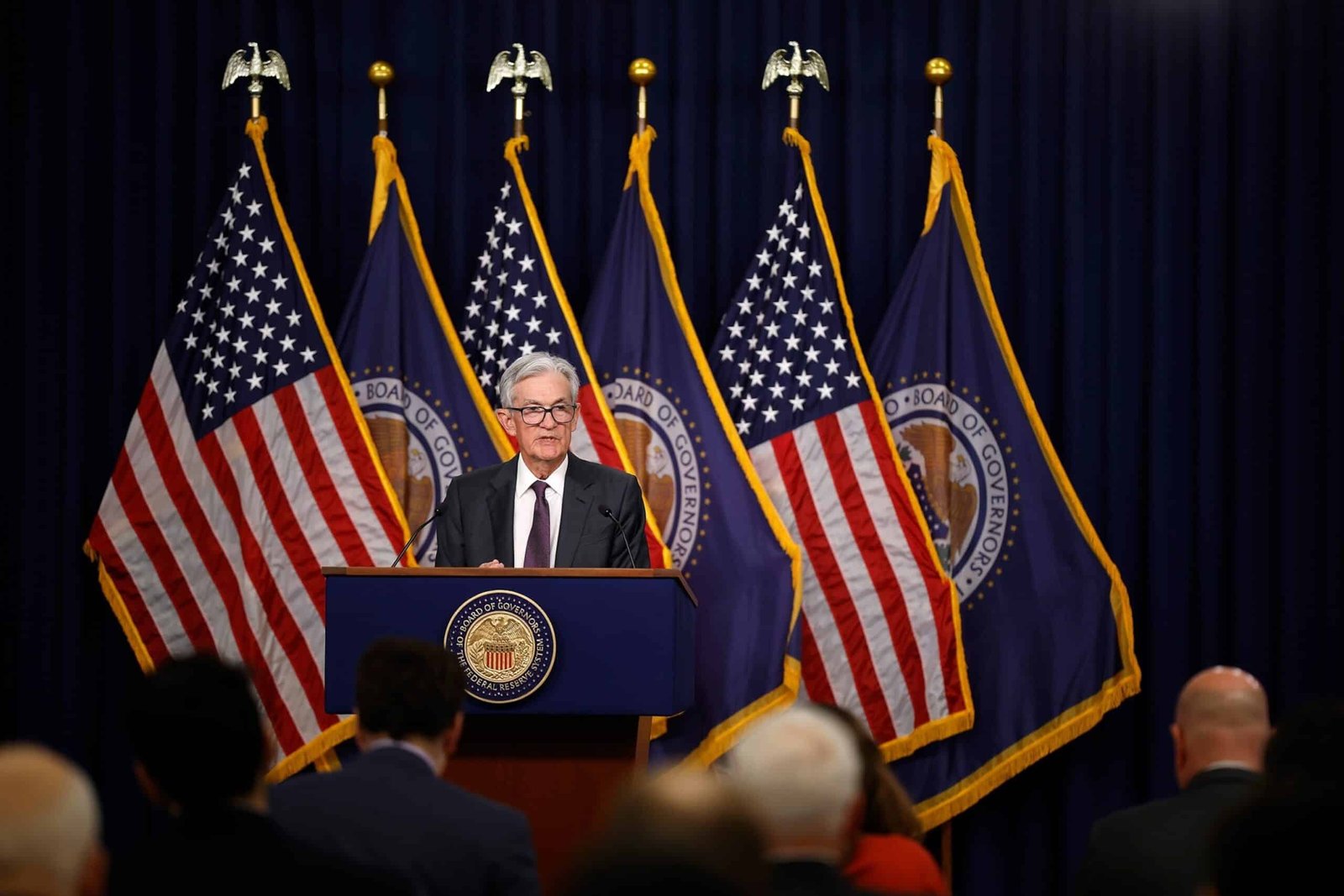 Trump criticizes the Federal Reserve, requires lower interest rates