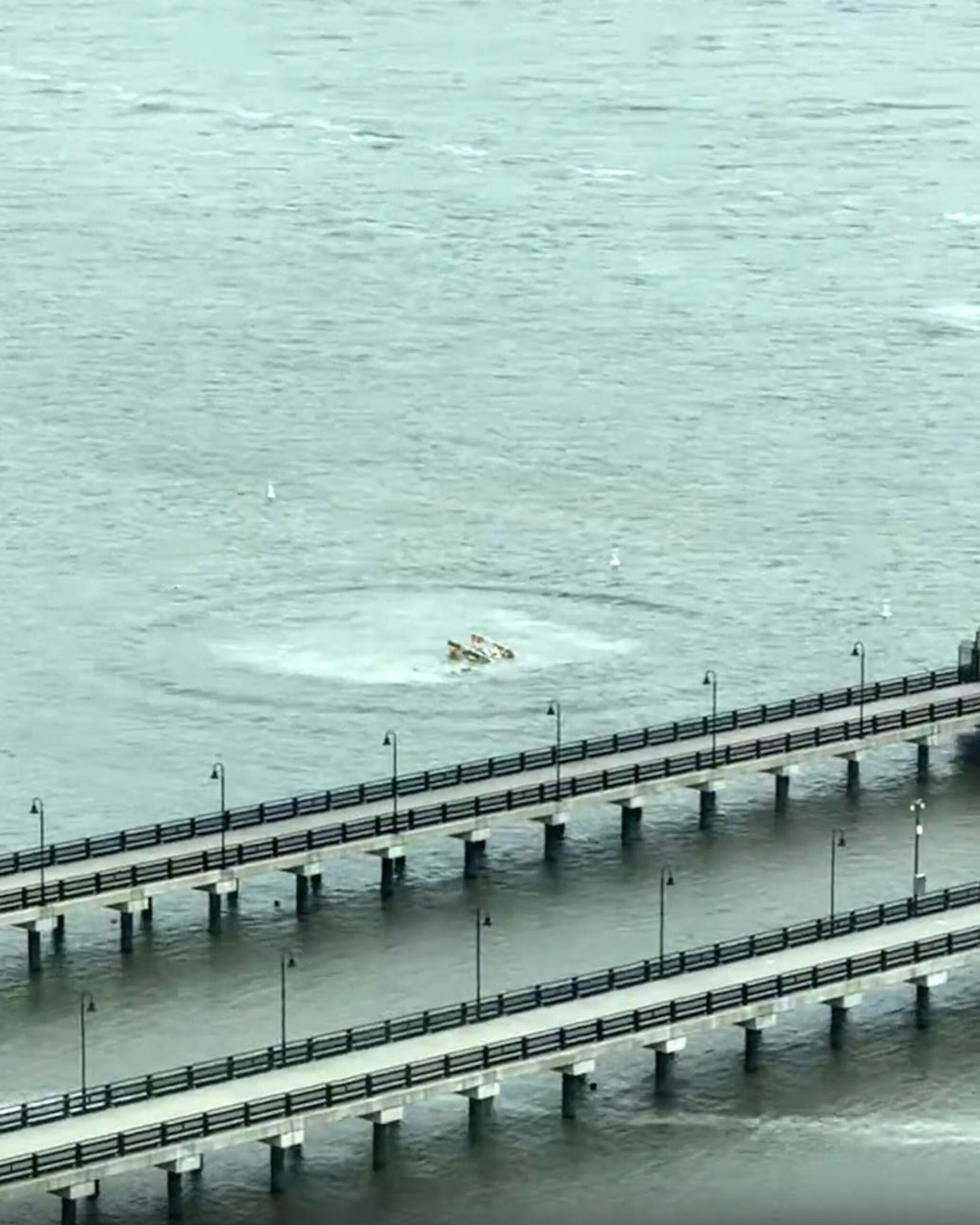 Tourist helicopter crashes in the Hudson River in New York City, the 6 on board killed