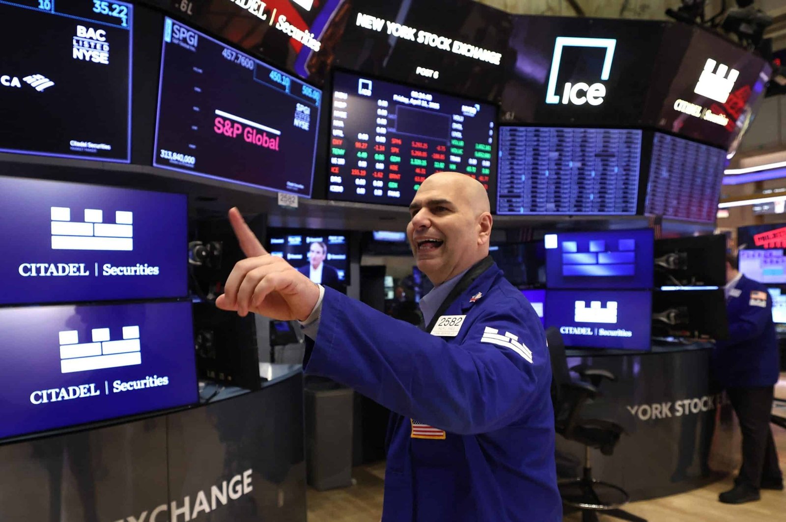 US actions close more, ending the week of historical volatility with rise