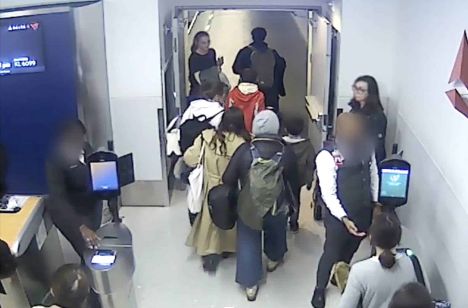 'Very unusual and disconcerting': New videos show the flight of the Stowaway delta delta from Stowaway from New York to Paris to Paris