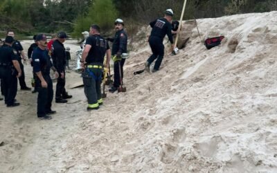 12-year-old girl rescued after sand hole collapses during Thanksgiving outing: officials