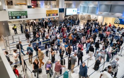 PHOTO: The FAA aims for 40 "High volume" US airports to cut flights amid government shutdown